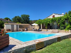 Una piscina al aire libre