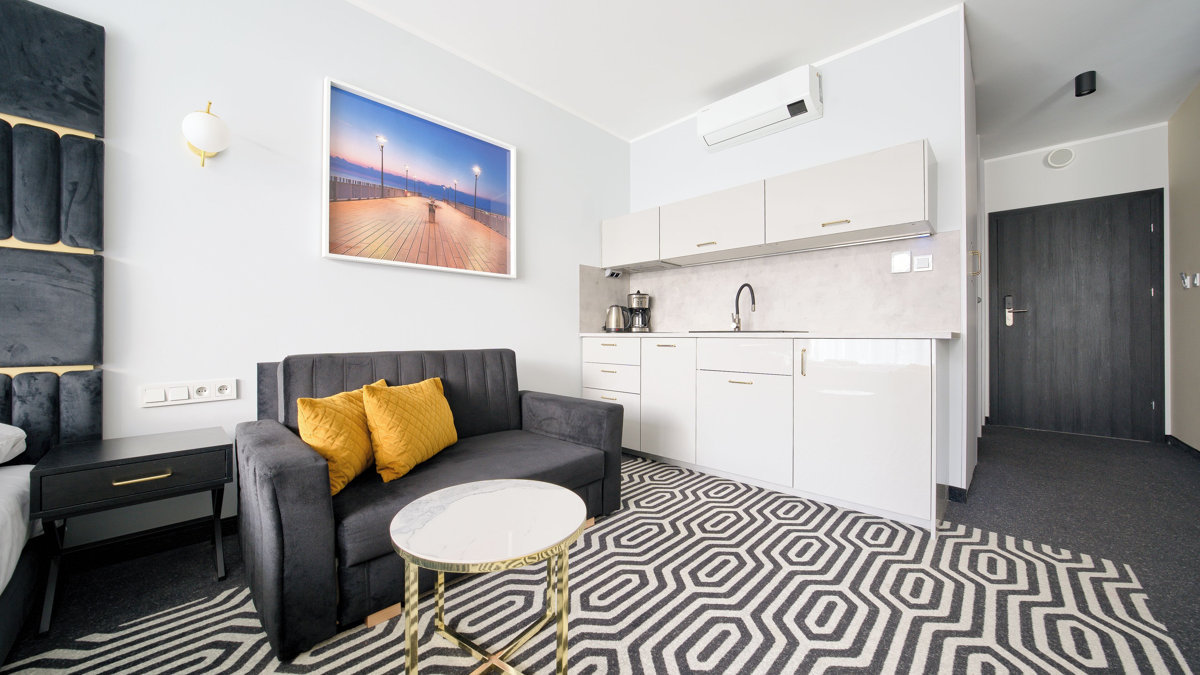 Un salon moderne avec un canapé, une petite table ronde et un tapis à motifs zébrés.