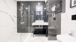 Studio (A 223 - bez aneksu z klimatyzacją) | Badezimmer | Dusche, Haartrockner, Handtücher
