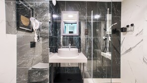 Studio (A 024 - bez aneksu z klimatyzacją) | Badezimmer | Dusche, Haartrockner, Handtücher