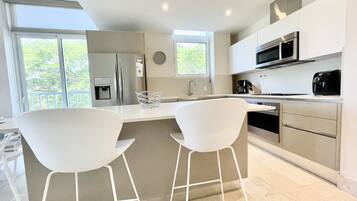 Jääkaappi, mikroaaltouuni, uuni, liesi