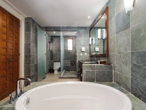 Haartrockner, Handtücher, Seife, Shampoo