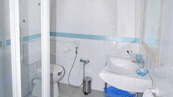 Douche, sĂšche-cheveux, bidet, savon