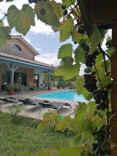 Contemporary house, quiet, with comfortable swimming pool 4 bedrooms