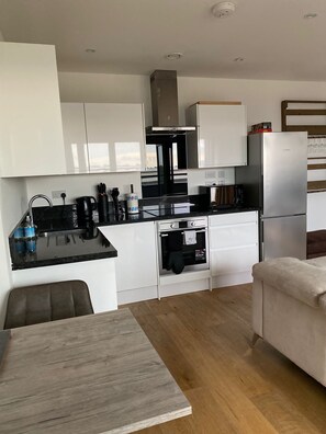Private kitchen - Luxury 1 Bedroom Apartment with Netflix & Parking (Borehamwood)
