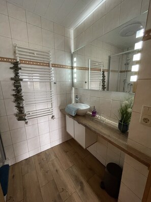 Dusche, Haartrockner, Handtücher, Seife