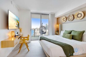 2 habitaciones, escritorio y tabla de planchar con plancha 