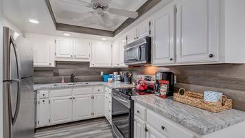 Condo, 1 Bedroom | Private kitchen | Fridge, oven, coffee/tea maker, toaster