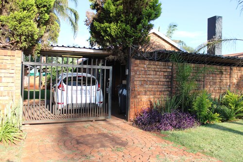 Cheerful Home with Braai area near Shopping Centers