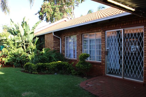Cheerful Home with Braai area near Shopping Centers