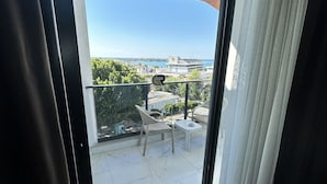 Ein Balkon mit Blick auf eine Stadtlandschaft und ein Gewässer.