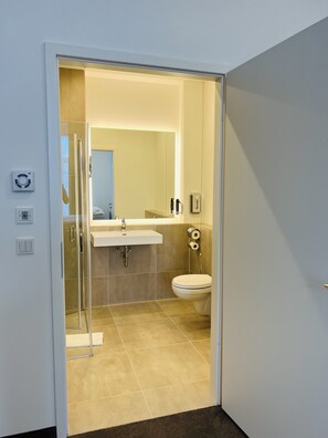 Dusche, Hydromassagedusche, kostenlose Toilettenartikel, Haartrockner