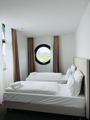 Seprai premium, selimut bulu angsa, brankas, dan meja kerja