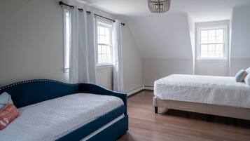 3 Schlafzimmer, Schreibtisch, Bügeleisen/Bügelbrett, Reisekinderbett