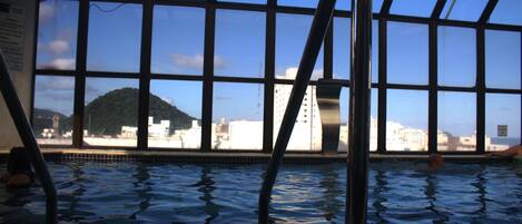 Una piscina al aire libre, una piscina climatizada