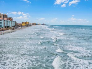 On the beach - Castle Reef 123 beautiful beachfront condo! (New Smyrna Beach)