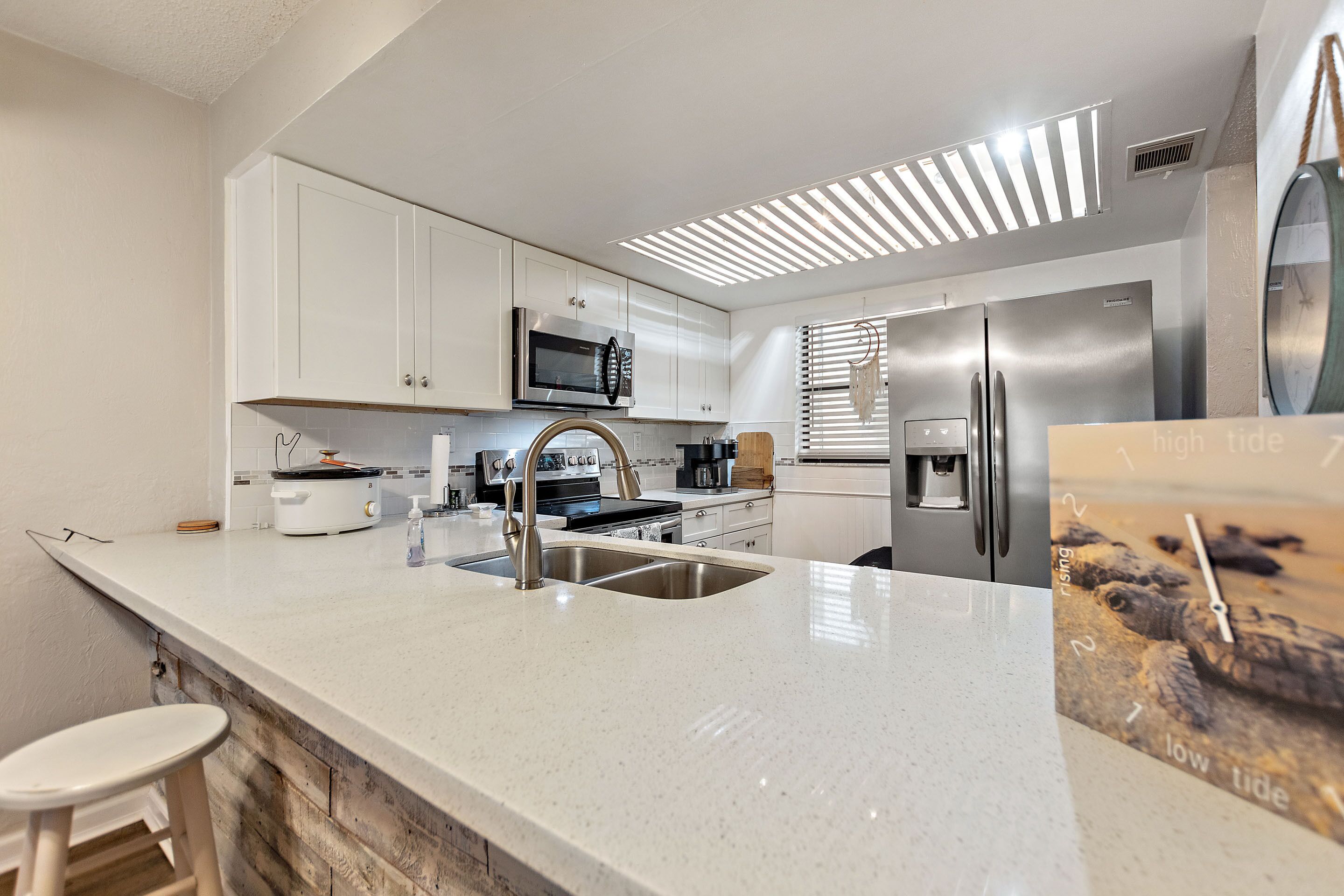 Réfrigérateur, four à micro-ondes, un four, surface de cuisson