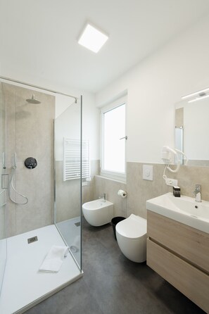 Family Quadruple Room | Bathroom | Shower, rainfall showerhead, hair dryer, bidet
