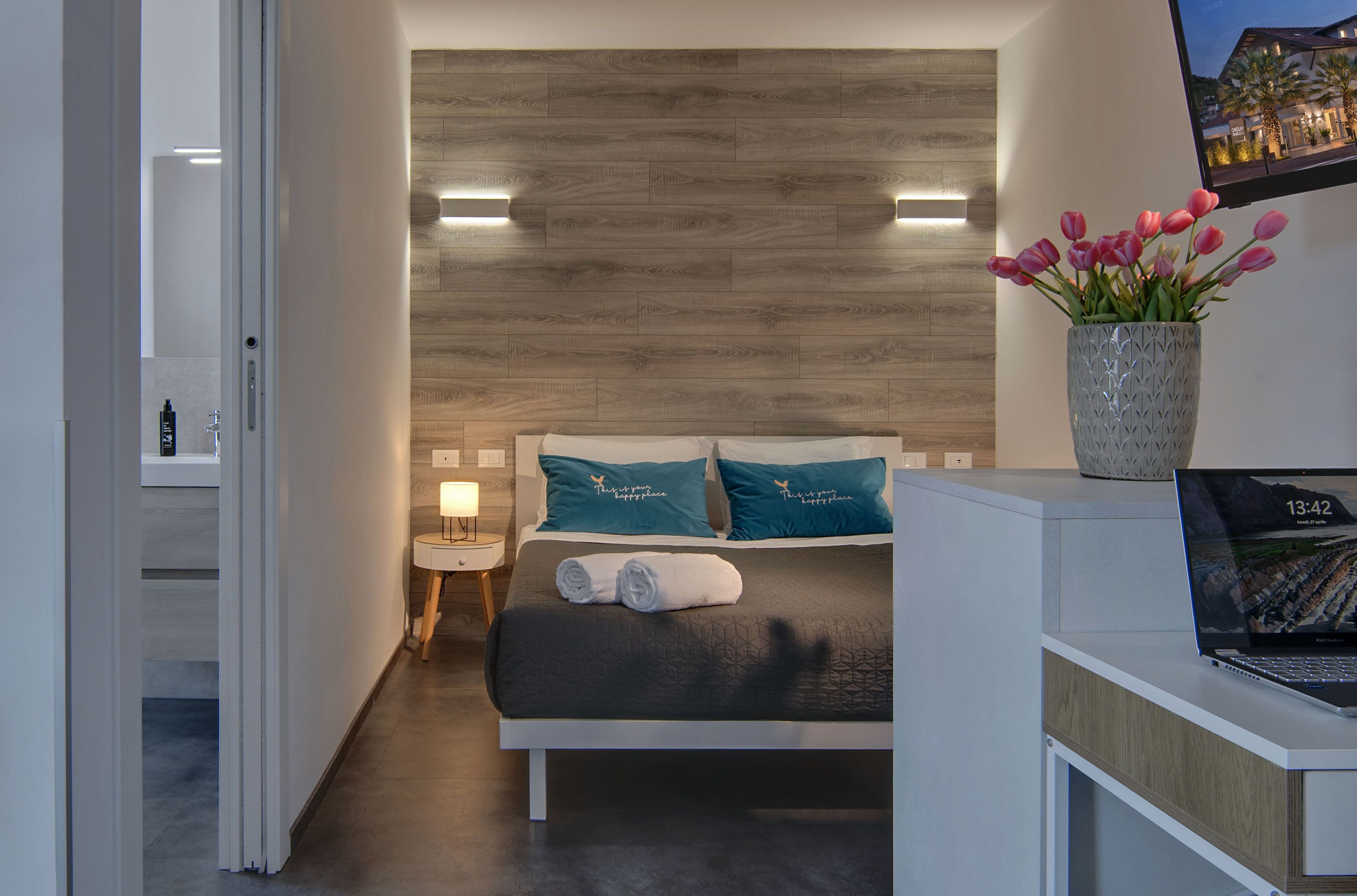 Minibar, bàn, truy cập Internet không dây miễn phí, bộ trải giường 