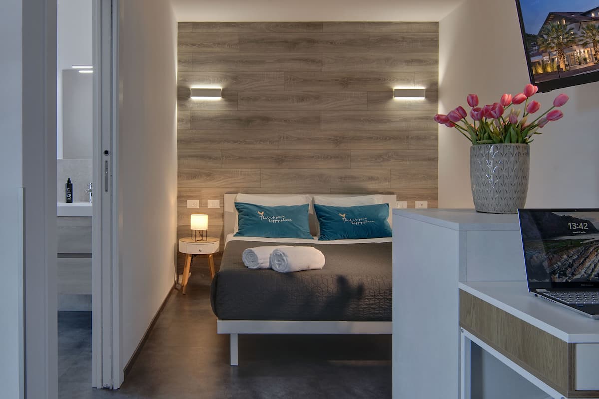 Minibar, escritorio, wifi gratis y ropa de cama