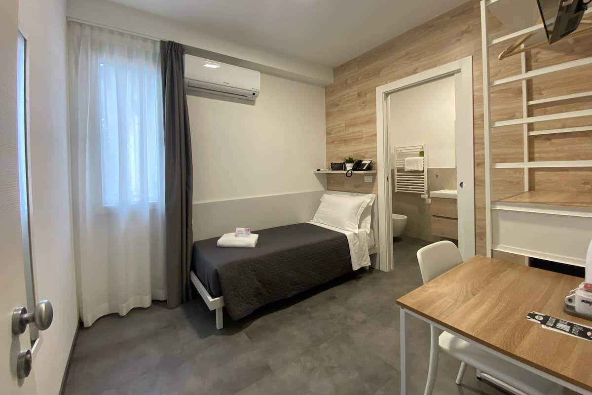 Einzelzimmer | Minibar, Schreibtisch, kostenloses WLAN, Bettwäsche