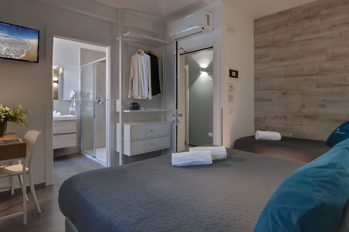 Habitación triple | Minibar, escritorio, wifi gratis y ropa de cama