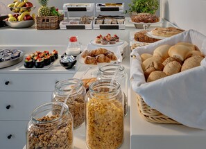 A buffet with various food items including fruits, pastries, and cereals. - Hotel Nuovo Cason (Cavallino-Treporti)
