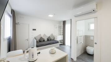 Minibar, skrivebord, wi-fi (inkludert) og sengetøy