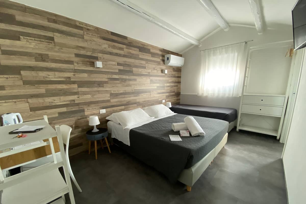 Dreibettzimmer | Minibar, Schreibtisch, kostenloses WLAN, Bettwäsche