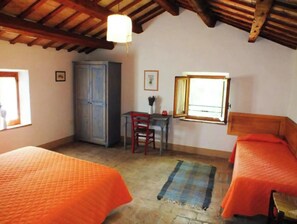 3 bedrooms, desk, free WiFi, bed sheets - APP. in the MARCHIGIAN COUNTRY, Multifamily (Marche)