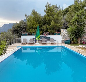 Una piscina al aire libre de temporada