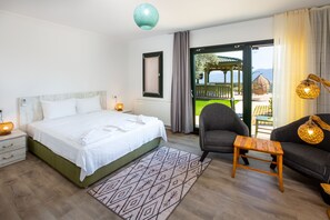 Suit Oda, Deniz veya Havuz Manzarali | Premium bedding, free minibar items, in-room safe, desk - Beacon Hill Suites  (Ula)