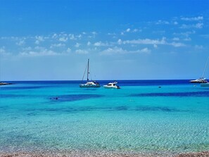 A clear turquoise sea with boats and a sandy beach. - Holiday houses Escape A&B, 2x jacuzzi, sun terrace with a view, privacy (Drvenik Mali)