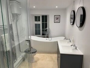 Dusche, Haartrockner, Handtücher