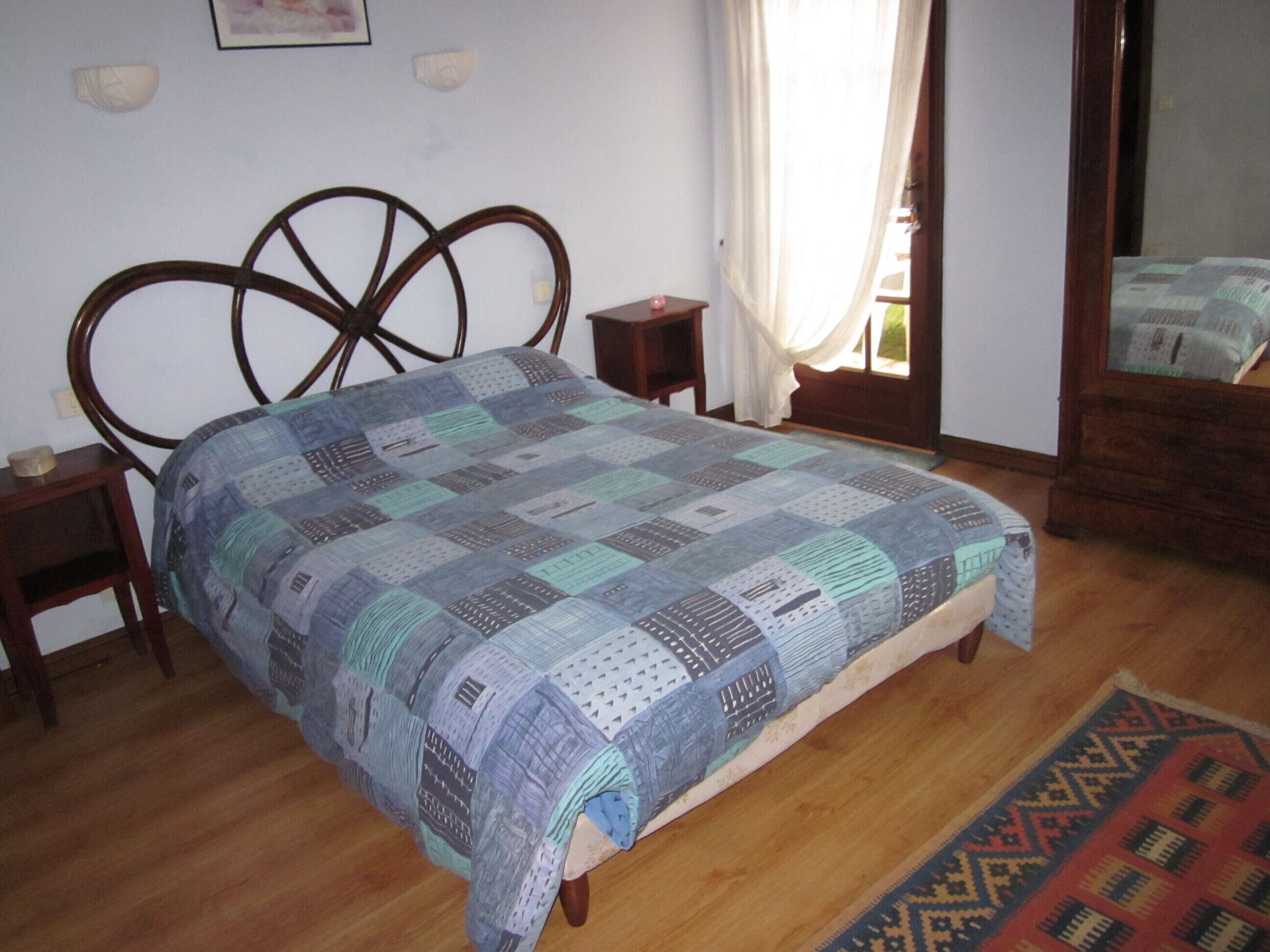1 bedroom, travel crib