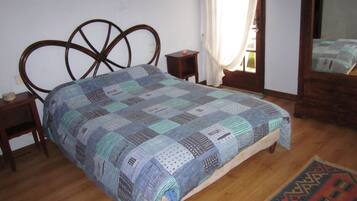 1 bedroom, travel crib