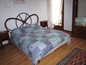 1 Schlafzimmer, Reisekinderbett