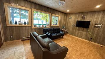 Cottage | Living room | 42-inch Smart TV with digital channels