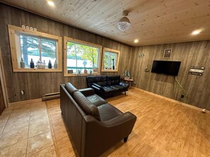 Cottage | Woonkamer | Een 42-inch smart-tv met digitale zenders