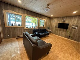 Cottage | Living room | 42-inch Smart TV with digital channels