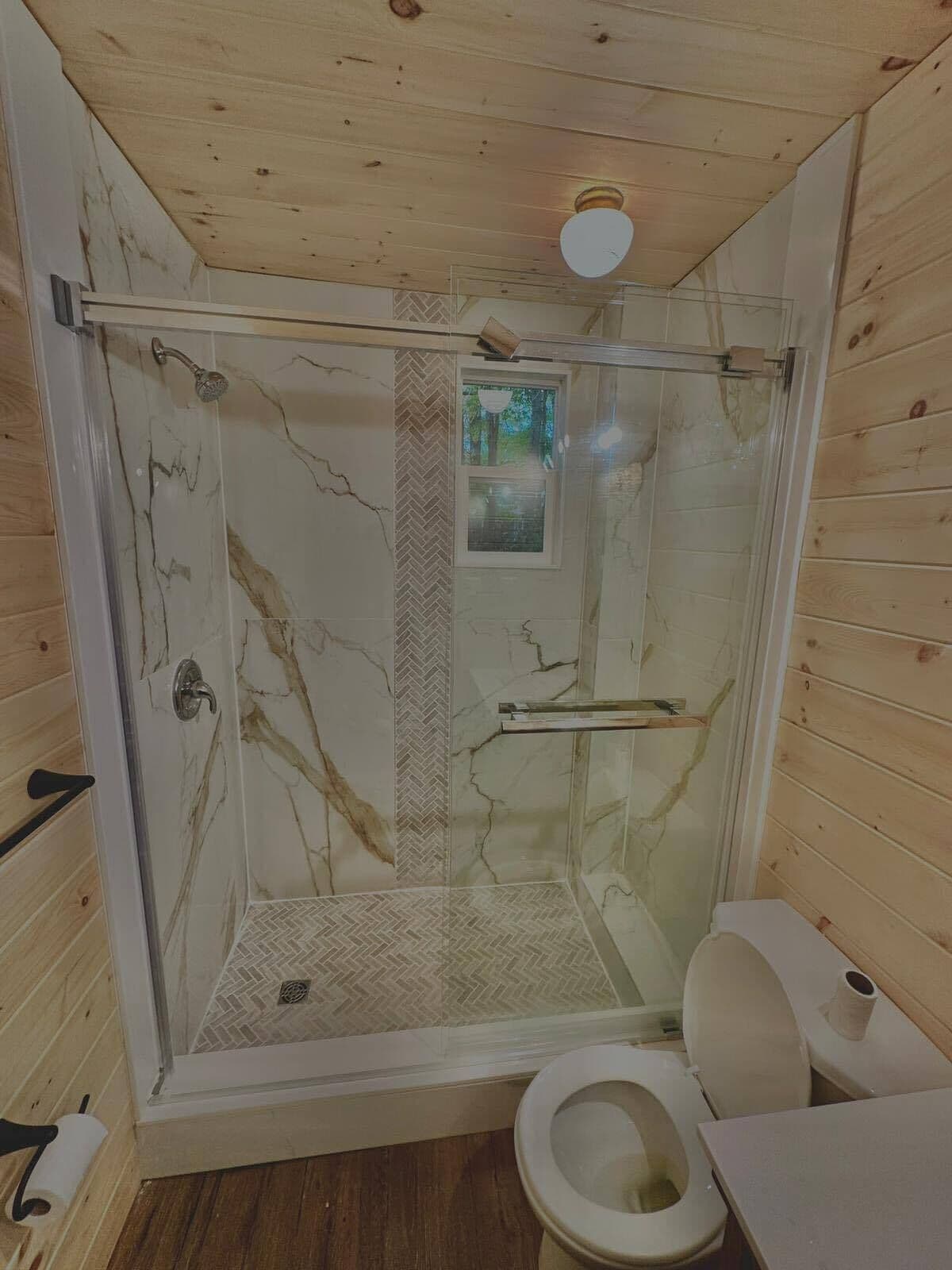 Cottage | Kamar mandi | Shower, pancuran hujan,  dan handuk