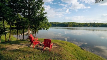 Muskoka Premium Waterfront Cottage | Terrace/patio