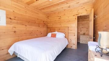 Traditional Cabin | 3 bedrooms, Egyptian cotton sheets, premium bedding