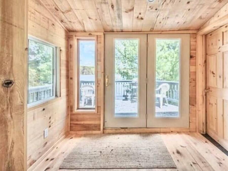 Muskoka Premium Waterfront Cottage | Oleskelualue | 42–tuumainen äly-TV, jossa digitaalikanavat