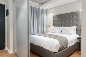 1 Schlafzimmer, Zimmersafe, Schreibtisch, Bügeleisen/Bügelbrett