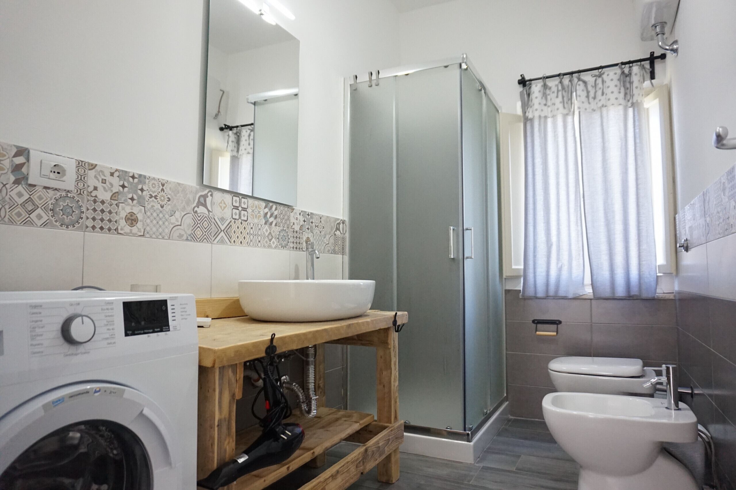 Doccia, asciugacapelli, bidet, asciugamani