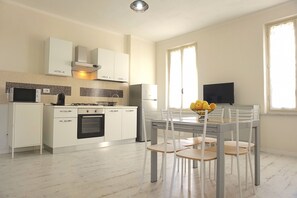 Fridge, microwave, oven, coffee/tea maker