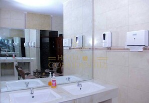 Shower, rainfall showerhead, designer toiletries, towels - Hotel Le Confidentiel (Arua)