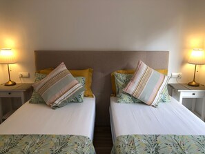 2 chambres, fer et planche à repasser, lit de bébé portatif, Wi-Fi