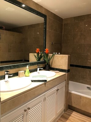 Ensemble baignoire-douche, séchoir à cheveux, bidet, serviettes fournies